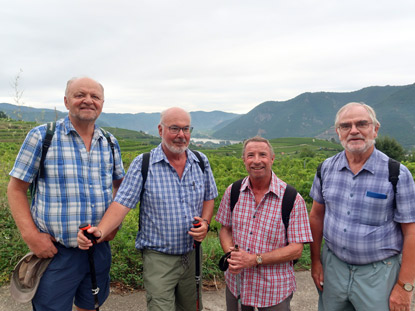 Welterbestig Wachau: Wandergruppe vor dem Michaelerberg