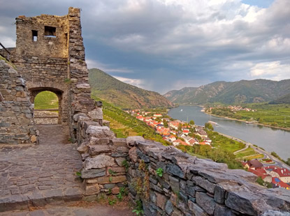 Von der Burgruine Hinterhaus Blick auf den Ort Spitz und die Donau