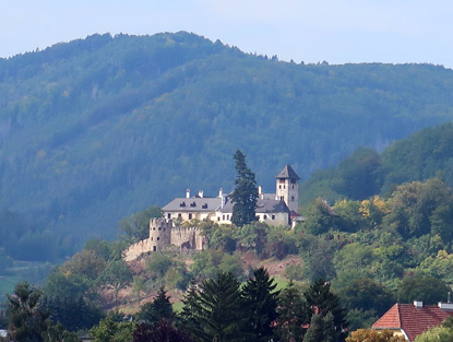 Blick von Muthstal im Ledertal auf die Mrchenburg Oberranna