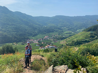 Zwei Wanderer an einem Aussichtspunkt auf dem Panoramaweg im Spitzer Graben