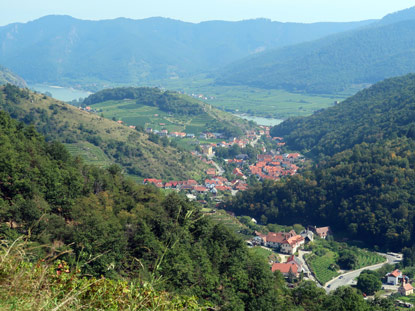 Blick von der Zornberghzze auf Spitz an der Donau und dem Tausendeimerberg