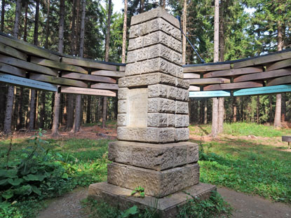 Der Gipfel des 960 m hohen Jauerling. Kein Gipfelkreuz sondern ein trigometrischer Vermssungspunkt