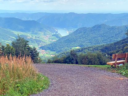 Rckblick in den  Spitzer  Graben vom Naturparkhaus Jauerling