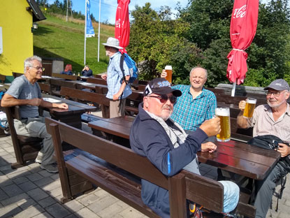 Wandergruppe auf der Terrasse des Naturparkgasthauses