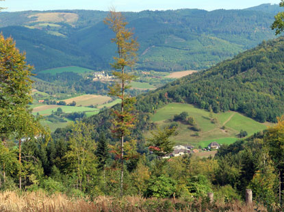 Rckblick auf Thurn und im Hintergrund die Burg Oberranna