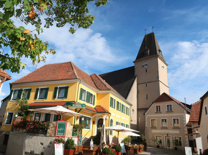 Maria Laach: Marktplatz mit der Wallfahrtskirche