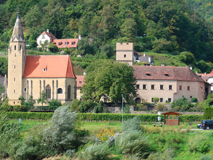 Schwallenbach an der Donau mit Sigismund-Kirhce und dem Schloss
