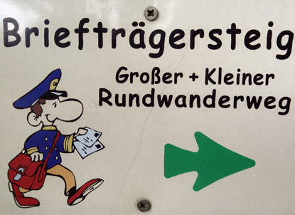 Hinweisschild Brieftrgersteig