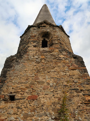 Kirchtrum der fhreren Wallfahrtskirche Gossam