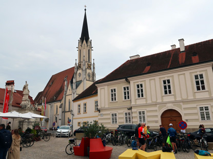 Hauptplatz mit der Pfarrlirche in Melk