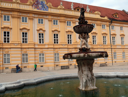 Stift Melk: Brunnen im Prlatenhof