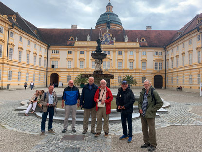 Warten im Prlatenhof auf die Stiftsfhrung