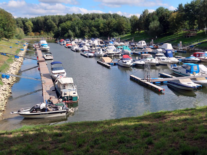 Sportboothafen an der Donau bei Emmersdorf Lubberegg