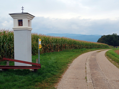 Bildstock Jonaskreuz mit Bank am Welterbesteig bei Melk