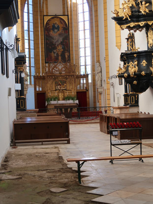 Das Hochwasser im Jahr 2020 hat den Fussboden der Pfarrkiche beschdigt