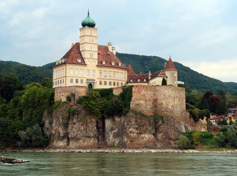 Blick auf Schloss Schnbhel von der Donau aus