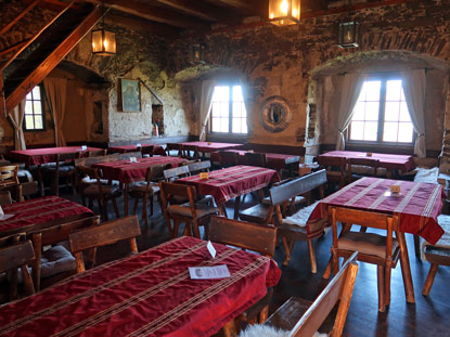 Welterbesteig: Taverne der Burgruine Aggstein