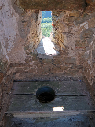 Welterbesteig: Abtrittserker auf der Burgruine Aggstein in der Wachau
