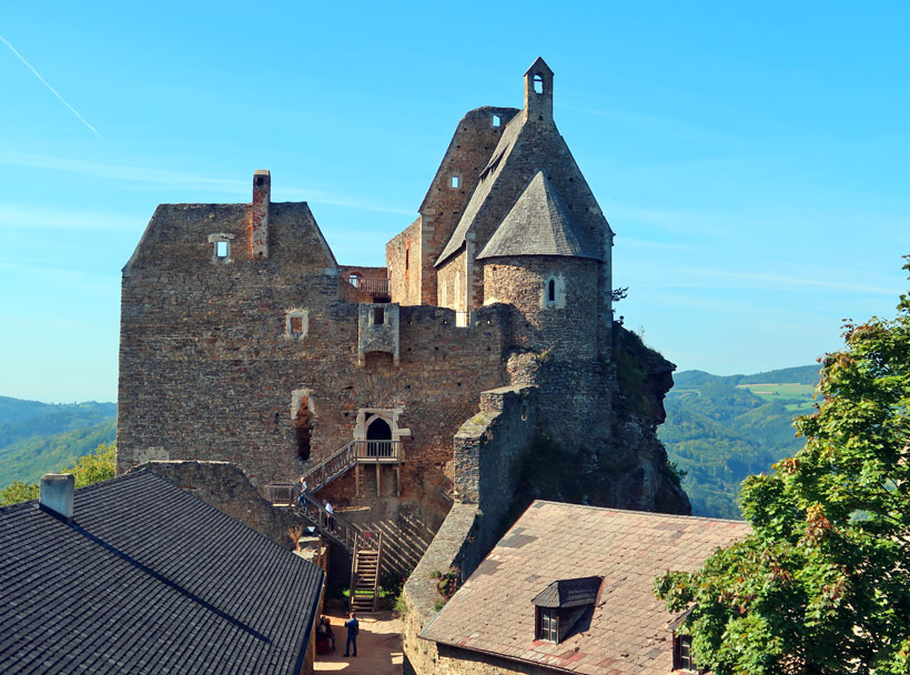 Burgruine Aggastein thront oberhalb der Donau auf zwei Felsenvorsprnge