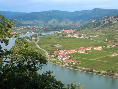 Blick von der Ferdinandswarte in westlicher Richtung. Im Hintergrund Drnstein