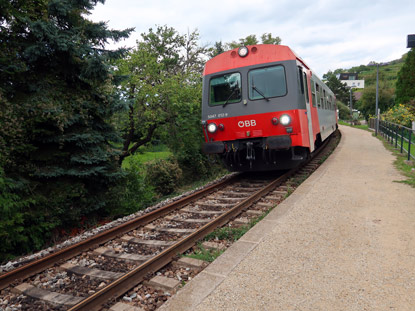 Welterbesteig: Einfahrt eines Zuges im Banhof Furth-Gttweig