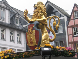 Der Lwenbrunnen auf dem Marktplatz von Hachenburg.