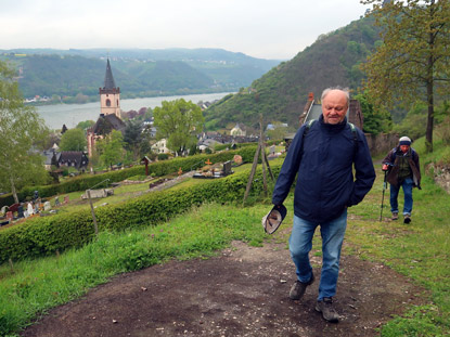 Zwei Wanderere starten morgens auf dem Weg "In Vino Beritas"