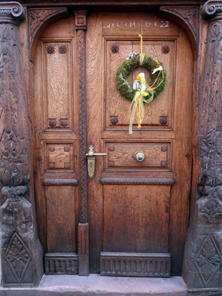 Zweitrige Eingangstr in der Langgasse 7 in Lorch stammt aus dem Jahr 1609