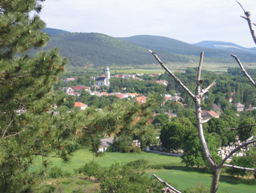 Im Weinort Boldogkővralja im Hernd-Tal, ist das Zemplni - hegysg (Zempliner-Gebirge) zu Ende.
