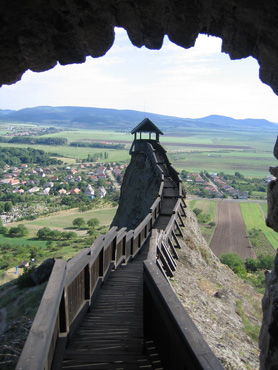 Der hlzerne Wehrgang der Boldogk vra fhrt zu einem Aussichtsturm.