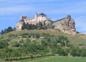 Auf einem Basaltfelsen in Boldogkővralja thront eine eindrucksvolle Burg, die Boldogk vra<(boldog = glcklich, k = Stein, vra = Burg)