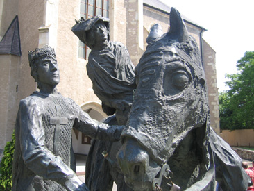 Die berhmteste Tochter der Stadt ist die Heilige Elisabeth, die hier 1207 geboren sein knnte.Auf dem Denkmal in Srospatak ist sie mit ihrem Mann Ludwig von Thringen abgebildet.