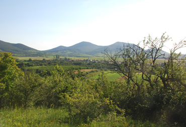 Diese markanten Berge sind die Hausberge von Storaljajhely 