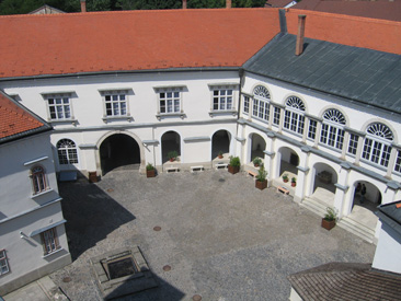 Blick vom Roten Turm" (Vrs-torony) in den Hof des Burgschlosse Rkczi