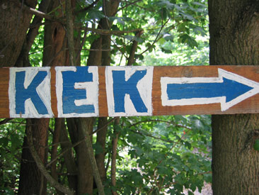 Der Kk-tra (Blauer-) - Wanderweg durch Ungarn (identisch mit dem europischen Fernwanderweg E4 und dem Internationalen Bergwanderweg Eisenach-Budapest) ist sehr gut markiert.